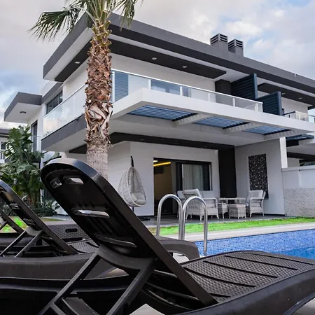 Sueper Havuzlu Villa *